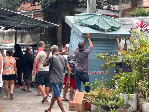 SEOP realiza demolições de construções irregulares no Morro do Cruz, na Tijuca