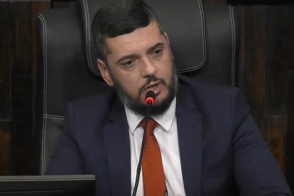 Bacellar mira em Cláudio Castro, no secretário da PM e em Eduardo Paes, num duro discurso sobre segurança após cenas de arrastão no domingo 72 Rodrigo Bacellar faz um duro discurso e mira em Cláudio Castro, Marcelo de Menezes e Eduardo Paes