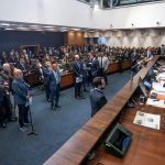 O plenário da Assembleia Legislativa rejeitou, por 45 votos a 17, um destaque para retirar a emenda que ressuscita a mais que criticada "Gratificação Faroeste"