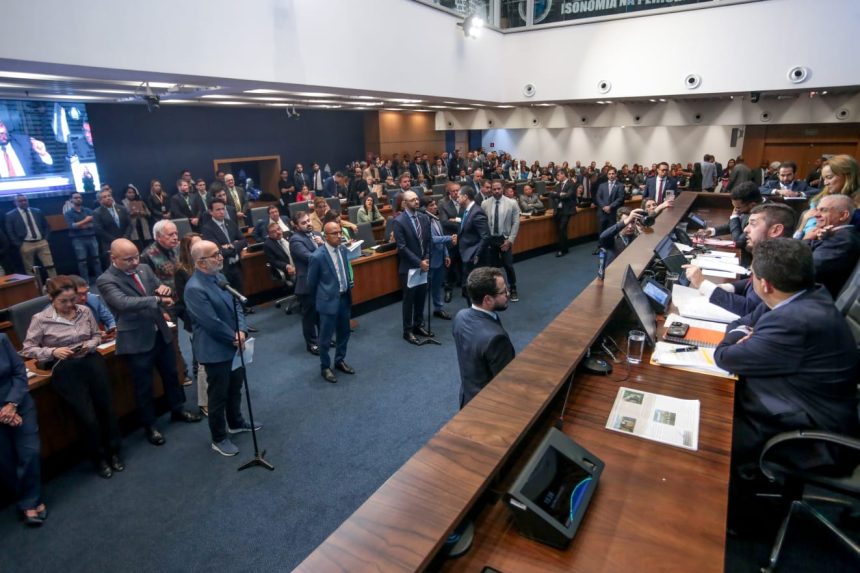Ressuscitada a mais que criticada "Gratificação Faroeste": o plenário da Assembleia Legislativa rejeitou, por 45 votos a 17, um destaque para retirava a emenda