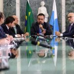 A reunião de Cláudio Castro com os representantes dos poderes, nesta terça-feira (23). no Palácio Guanabara: o anúncio da previsão de déficit de R$ 19,6 bilhões em 2026