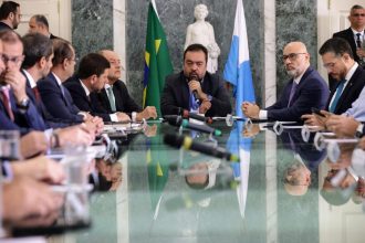 A reunião de Cláudio Castro com os representantes dos poderes, nesta terça-feira (23). no Palácio Guanabara: o anúncio da previsão de déficit de R$ 19,6 bilhões em 2026