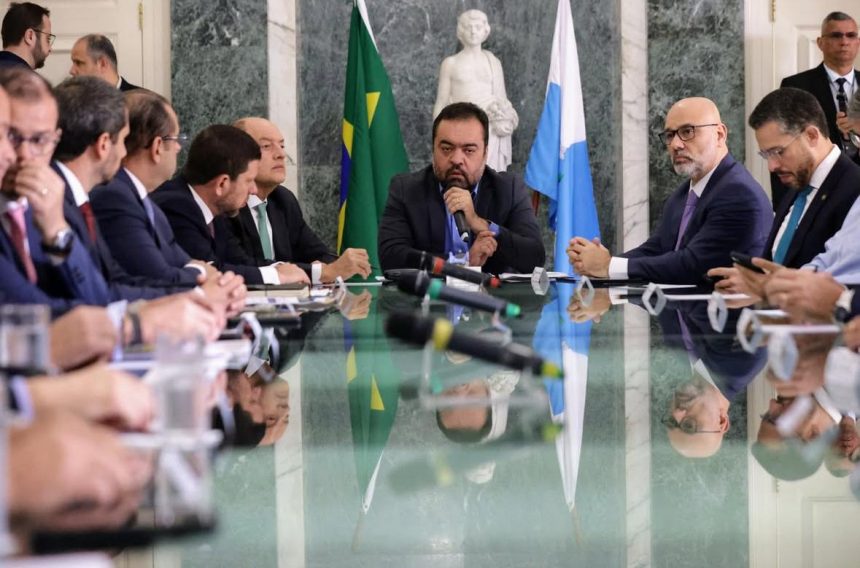 A reunião de Cláudio Castro com os representantes dos poderes, nesta terça-feira (23). no Palácio Guanabara: o anúncio da previsão de déficit de R$ 19,6 bilhões em 2026