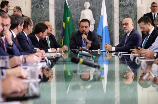 Déficit do estado previsto para 2026 é de R$ 19,6 bilhões, R$ 3,6 bilhões a mais do que está na LDO aprovada em junho 56 A reunião de Cláudio Castro com os representantes dos poderes, nesta terça-feira (23). no Palácio Guanabara: o anúncio da previsão de déficit de R$ 19,6 bilhões em 2026