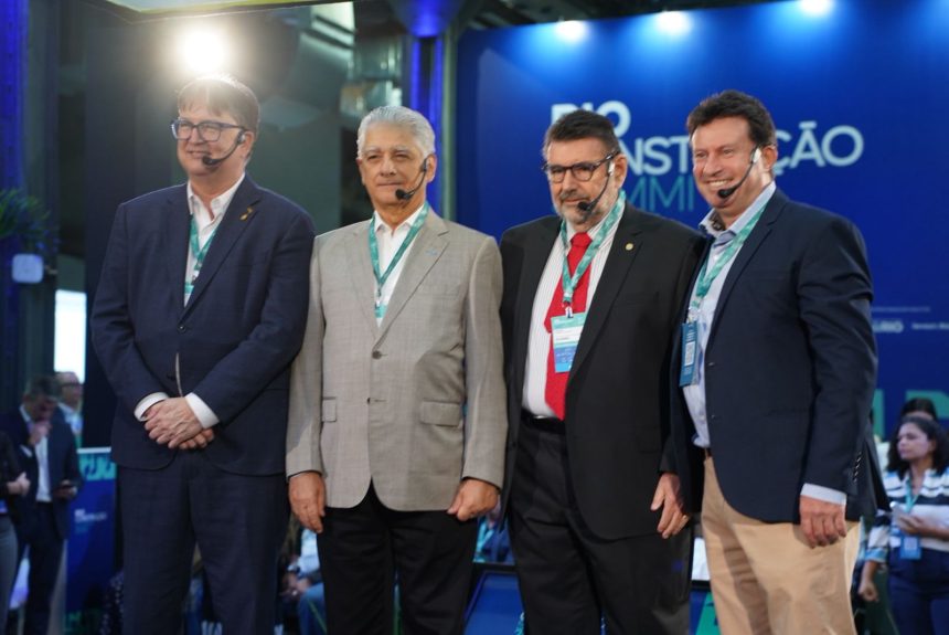 O presidente da CBIC, Renato Correia (à esquerda); o presidente da Firjan, Luiz Césio Caetano; o diretor-executivo do Sinicon, Humberto Rangel, e o presidente do Sinduscon-Rio, Claudio Hermolin: na abertura do Rio Construção Summit, a ênfase na dimensão estratégica do setor para o Estado do Rio e o Brasil