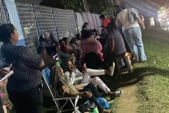 Moradores dormem na fila para conseguir se cadastrar no Minha Casa Minha Vida, em Belford Roxo