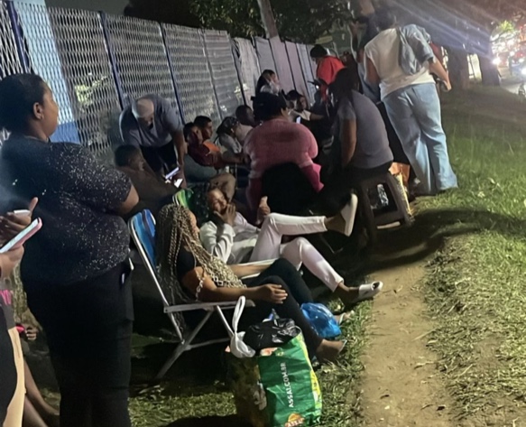 Moradores dormem na fila para conseguir se cadastrar no Minha Casa Minha Vida, em Belford Roxo
