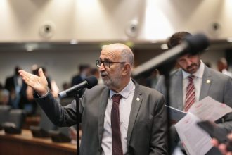 Luiz Paulo questiona déficit recorde no orçamento 2026