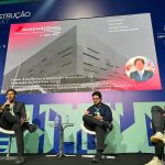Vinicius Benevides, vice-presidente do Sinduscon-Rio e diretor da Dimensional Engenharia; Fernando José da Costa Júnior, sócio-fundador da Cité Arquitetura; e Felipe Lima de Souza, coordenador de projetos na Casa Cidade Arquitetura e Urbanismo: exemplos de como a boa arquitetura pode ir além da construção de moradias e se tornar motor de transformação urbana e social