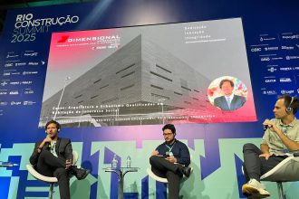 Vinicius Benevides, vice-presidente do Sinduscon-Rio e diretor da Dimensional Engenharia; Fernando José da Costa Júnior, sócio-fundador da Cité Arquitetura; e Felipe Lima de Souza, coordenador de projetos na Casa Cidade Arquitetura e Urbanismo: exemplos de como a boa arquitetura pode ir além da construção de moradias e se tornar motor de transformação urbana e social