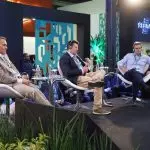O vice-presidente de Negócios da Cury, Leonardo Mesquita; o presidente do Sindicato das Indústrias da Construção Civil (Sinduscon-Rio), Claudio Hermolin; e o vice-presidente sênior de Investimentos na Brookfield, André Lucarelli, durante painel na Rio Construção Summit: construtora vai investir R$ 2,5 milhões na recuperação de ciclovias e instalação de bicicletários no Porto Maravilha