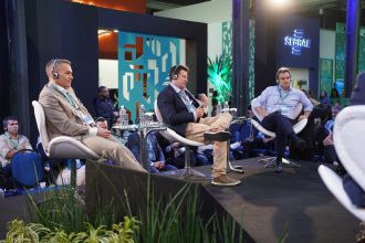 O vice-presidente de Negócios da Cury, Leonardo Mesquita; o presidente do Sindicato das Indústrias da Construção Civil (Sinduscon-Rio), Claudio Hermolin; e o vice-presidente sênior de Investimentos na Brookfield, André Lucarelli, durante painel na Rio Construção Summit: construtora vai investir R$ 2,5 milhões na recuperação de ciclovias e instalação de bicicletários no Porto Maravilha