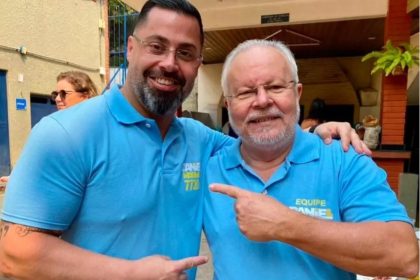 Daniel Martins, que será convocado para assumir a vaga na Alerj e o pai, o ex-deputado Luiz Martins, durante a campanha
