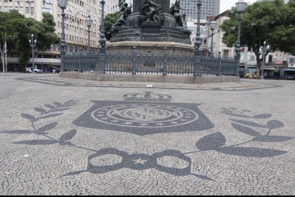 Conservação conclui licitação de R$ 5,5 milhões para revitalizar calçadas históricas da Praça Tiradentes e do Boulevard 28 de Setembro 53 Calçada da Praça Tiradentes: revitalização está no contrato de R$ 5,5 milhões para pavimentos históricos do Centro e do Boulevard 28 de Setembro