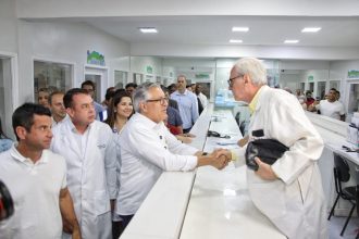 O ministro da Saúde, Alexandre Padilha, em visita ao Hospital da Posse: anúncio de um reforço de R$ 100 milhões para Nova Iguaçu