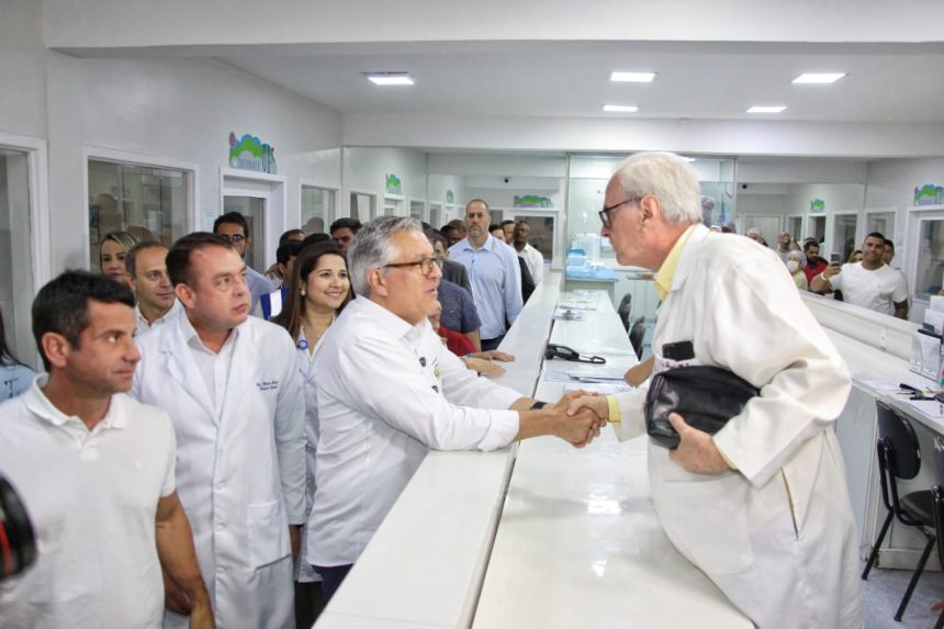 O ministro da Saúde, Alexandre Padilha, em visita ao Hospital da Posse: anúncio de um reforço de R$ 100 milhões para Nova Iguaçu