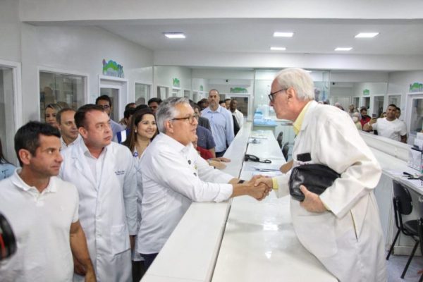 O ministro da Saúde, Alexandre Padilha, em visita ao Hospital da Posse: anúncio de um reforço de R$ 100 milhões para Nova Iguaçu