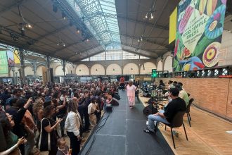 Tia Surica no Carreau du Temple, centro cultural dos mais importantes de Paris: sucesso pode fazer a feijoada da portelense dar bis