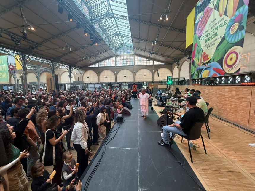 Tia Surica no Carreau du Temple, centro cultural dos mais importantes de Paris: sucesso pode fazer a feijoada da portelense dar bis