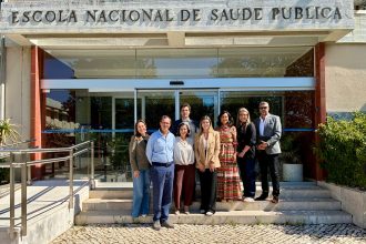 A presidente da Fundação Leão XIII, Luciana Calaça, participou de uma reunião na Escola Nacional de Saúde Pública da Universidade Nova de Lisboa, como parte dos preparativos para o 2º Summit de Integração de Cuidados de Saúde nos Países de Língua Portuguesa, previsto para acontecer em 2026, no Rio