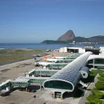 Durante todo o dia, 160 voos foram cancelados com o fechamento do Aeroporto Santos Dumont por vazamento de óleo na pista