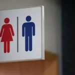 Ação na Justiça pede suspensão de lei de Petrópolis que restringe uso de banheiros ao sexo biológico