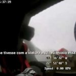 Os vídeos mostram oito agentes vasculhando uma casa no Complexo do Alemão e levando pertences do local