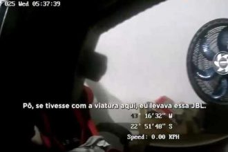 Os vídeos mostram oito agentes vasculhando uma casa no Complexo do Alemão e levando pertences do local