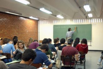 Projeto que garante ensino híbrido na educação de jovens e adultos é aprovado na Alerj