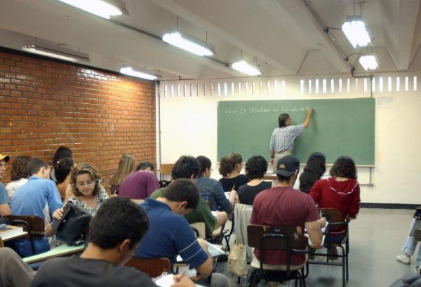 Projeto que garante ensino híbrido na educação de jovens e adultos é aprovado na Alerj