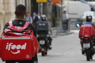 Projeto na Alerj propõe taxa de R$ 10 para entregas na porta dos apartamentos