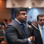 Com desentendimento sobre coautoria, Alerj aprova Medalha Tiradentes a ex-assessor de Carlos Bolsonaro