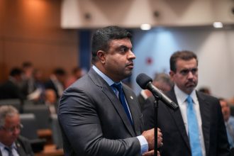 Com desentendimento sobre coautoria, Alerj aprova Medalha Tiradentes a ex-assessor de Carlos Bolsonaro