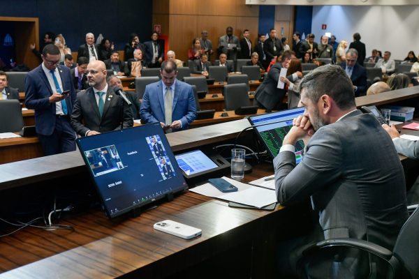 Novas regras para saidinhas temporárias de presos são aprovadas pelo plenário da Alerj 56 Proposta do governo endurece as regras para a concessão da saída temporária de presos.
