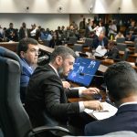 Pacote de segurança de Bacellar domina sessão na Alerj e sai de pauta com 65 emendas