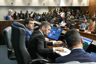 Pacote de segurança de Bacellar domina sessão na Alerj e sai de pauta com 65 emendas