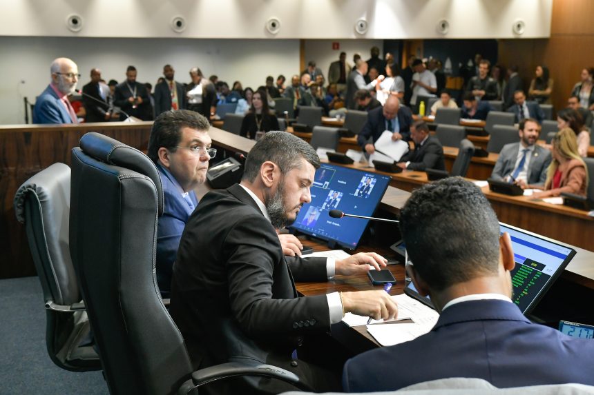 Pacote de segurança de Bacellar domina sessão na Alerj e sai de pauta com 65 emendas