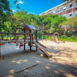 Praças como a do Parque Guinle, em Laranjeiras, podem ter sua área de recreação infantil cercadas para proteção das crianças – Foto: Reprodução/Redes