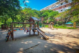 Praças como a do Parque Guinle, em Laranjeiras, podem ter sua área de recreação infantil cercadas para proteção das crianças – Foto: Reprodução/Redes