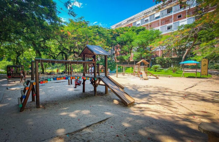 Praças como a do Parque Guinle, em Laranjeiras, podem ter sua área de recreação infantil cercadas para proteção das crianças – Foto: Reprodução/Redes