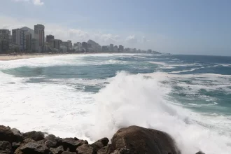 Marinha emite alerta de ressaca na orla do Rio com ondas de até 2,5 metros