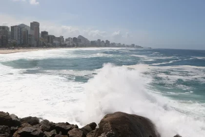 Marinha emite alerta de ressaca na orla do Rio com ondas de até 2,5 metros