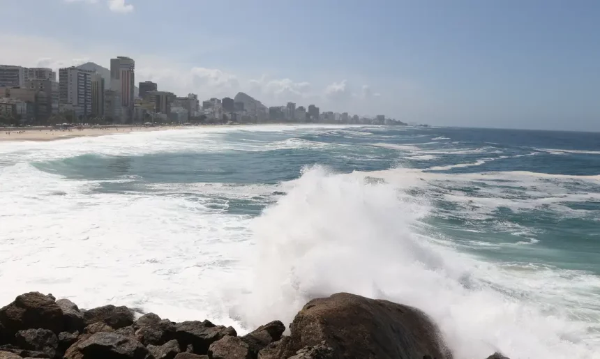 Marinha emite alerta de ressaca na orla do Rio com ondas de até 2,5 metros