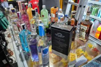 Fiscalização do estado descarta 20 litros de bebidas irregulares de bares, restaurantes e depósitos