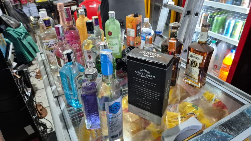 Fiscalização do estado descarta 20 litros de bebidas irregulares de bares, restaurantes e depósitos
