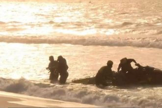 Quase 50 praticantes de stand up paddle são arrastados por ventania em Copacabana