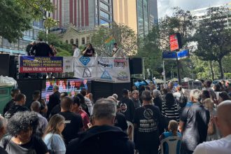 Servidores protestam em frente à Alerj durante votação do projeto que autoriza o uso de royalties do Rioprevidência para pagar a dívida do estado com a União.