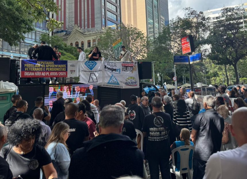 Servidores protestam em frente à Alerj durante votação do projeto que autoriza o uso de royalties do Rioprevidência para pagar a dívida do estado com a União.