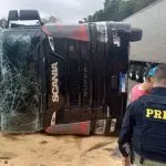 Caminhão tomba e interdita parcialmente a Serra das Araras em Piraí