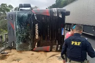 Caminhão tomba e interdita parcialmente a Serra das Araras em Piraí